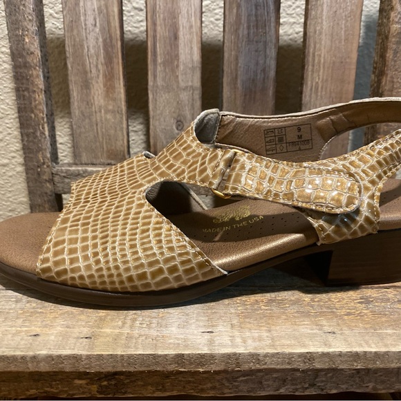SAS Suntimer Beige Croc Sandels 9M, Adjustable Strap, Contoured Footbed Sandal - Picture 13 of 15